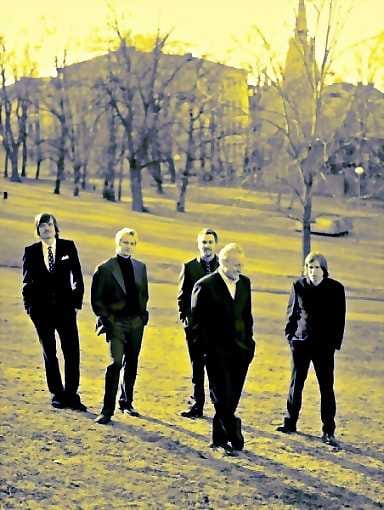 Viisi kulmaa. Perinnettä sähköiseen ilmaisuun yhdistelevä Five Corners Quintet on kysytty ulkomailla. Helsinkiläisyhtye on suomalaisen klubijazzin kärkinimiä.