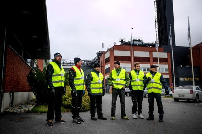 Roni Korkala, Kari Granö, Ari Jouppi, Ari Rintala, Jarkko Nyholm ja Matti Latvakoski olivat Wärtsilän portilla lakkovahteina keskiviikkoaamuna. KUVA: JAAKKO ELENIUS