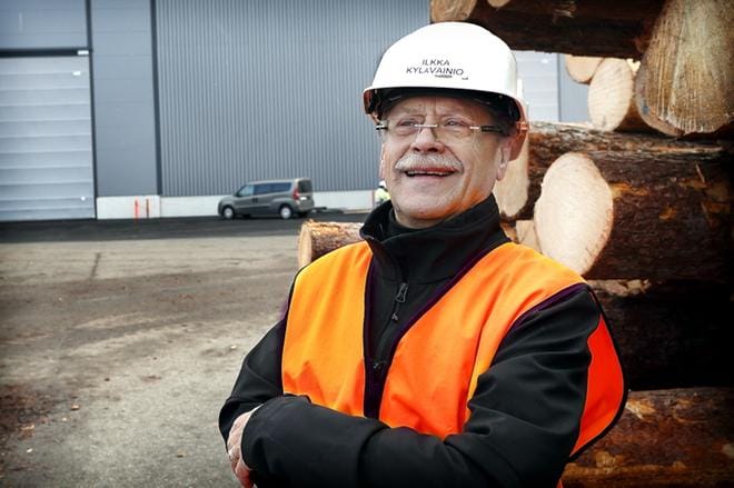 Ilkka Kylävainio toteaa, että ensi viikolla lastaamme kokonaisen laivalastin sahatavaraa Oulusta ja Pietarsaaresta Egyptiin. Lastin arvo on yli neljä miljoonaa euroa ja siihen on käytetty yhteensä lähes tuhat tukkirekallista suomalaista puuta, kertoo puunjalostuskonserni Keitele Groupin hallituksen puheenjohtaja Ilkka Kylävainio. KUVA: JOUKO HÄNNINEN