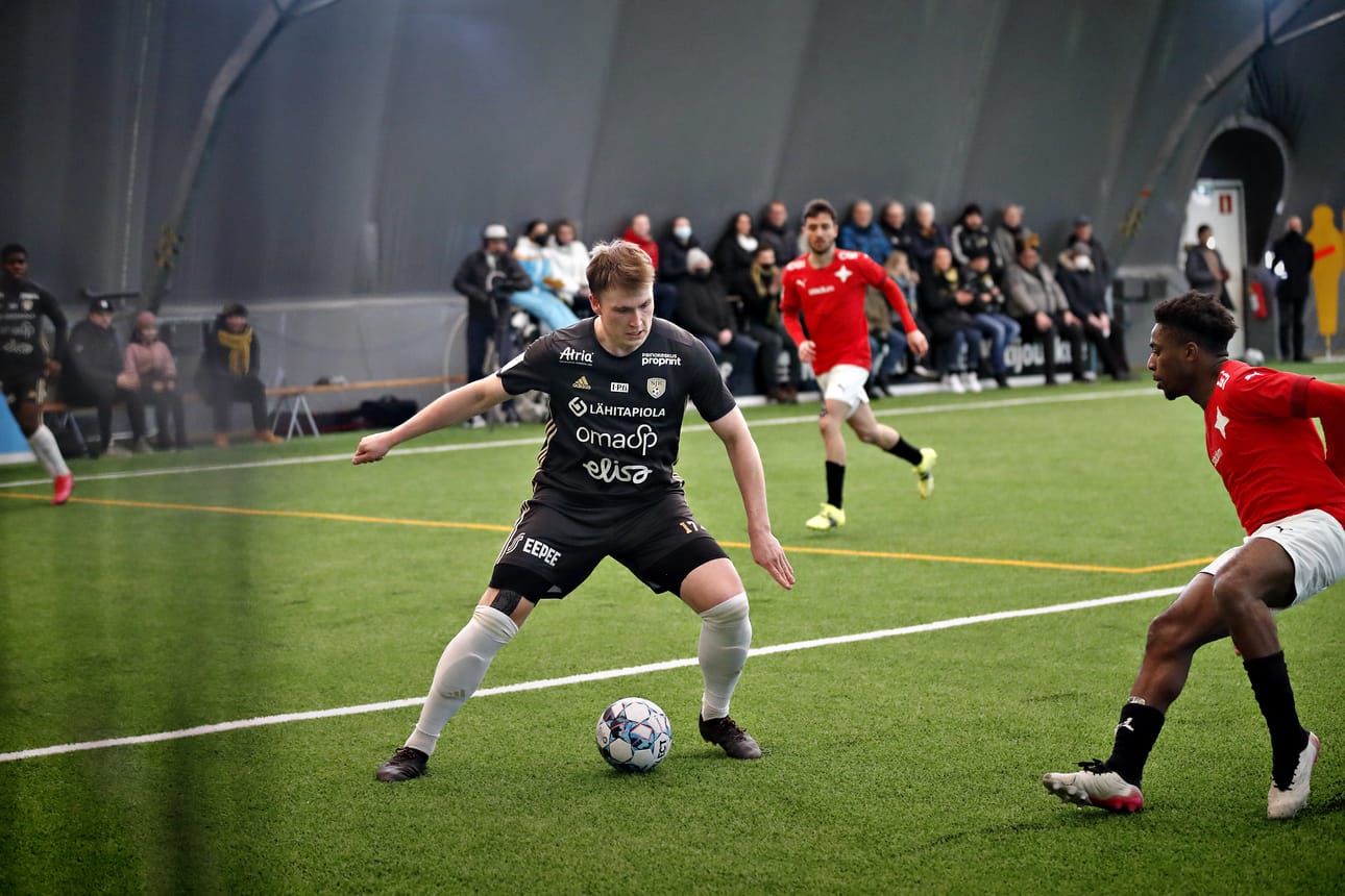 Ville Tikkanen pelasi kauden ensimmäisen 90-minuuttisensa SJK:n puolustuksessa, kun seinäjokelaiset voittivat Helsingin IFK:n 1–0.