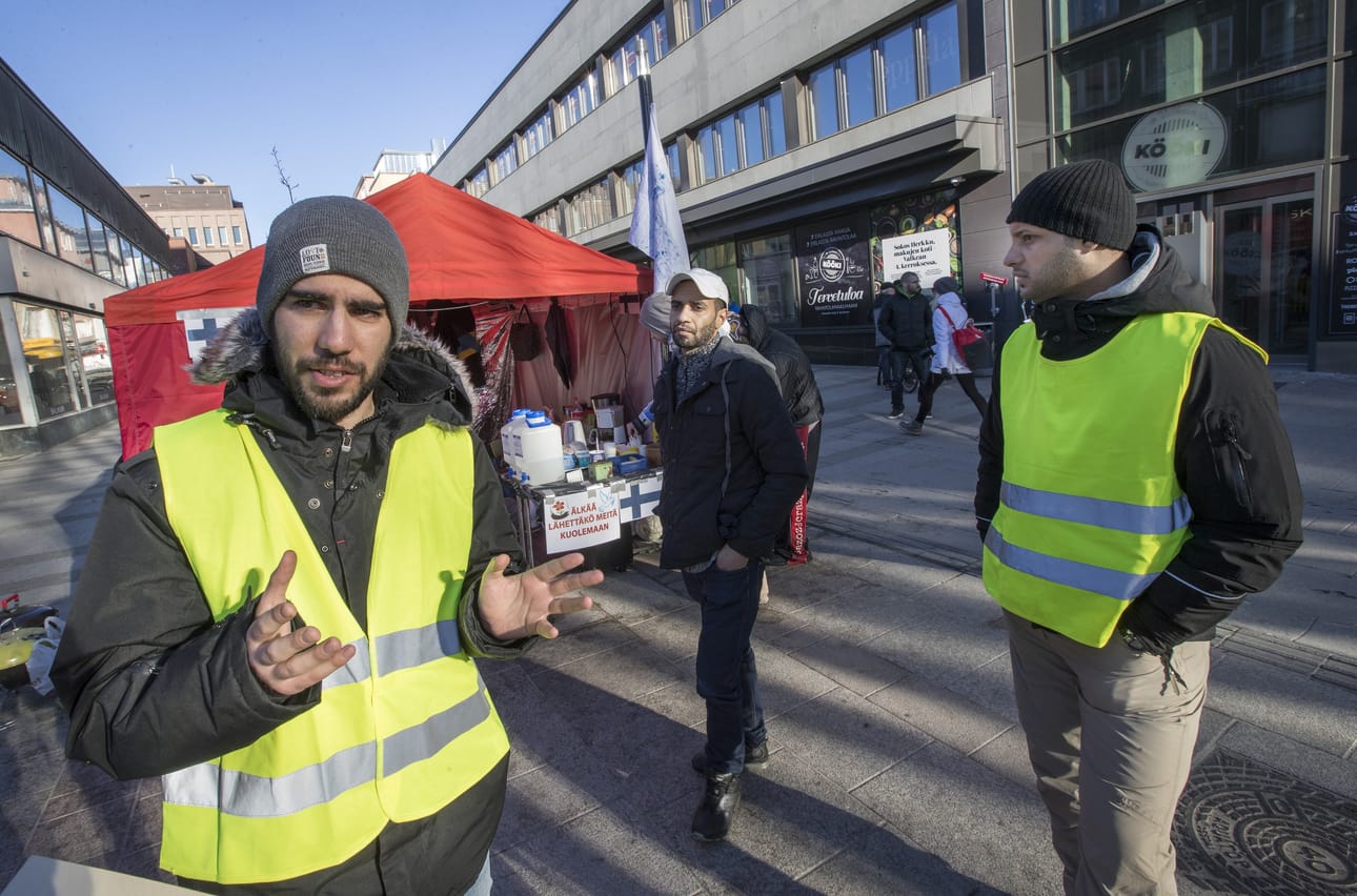 Turvapaikanhakijat osoittivat Valkean edustalla Oulussa mieltään palautuksia vastaan maaliskuussa 2017. Telttaan kiinnitetyssä lapussa vedotaan, ettei heitä lähetettäisi kuolemaan.