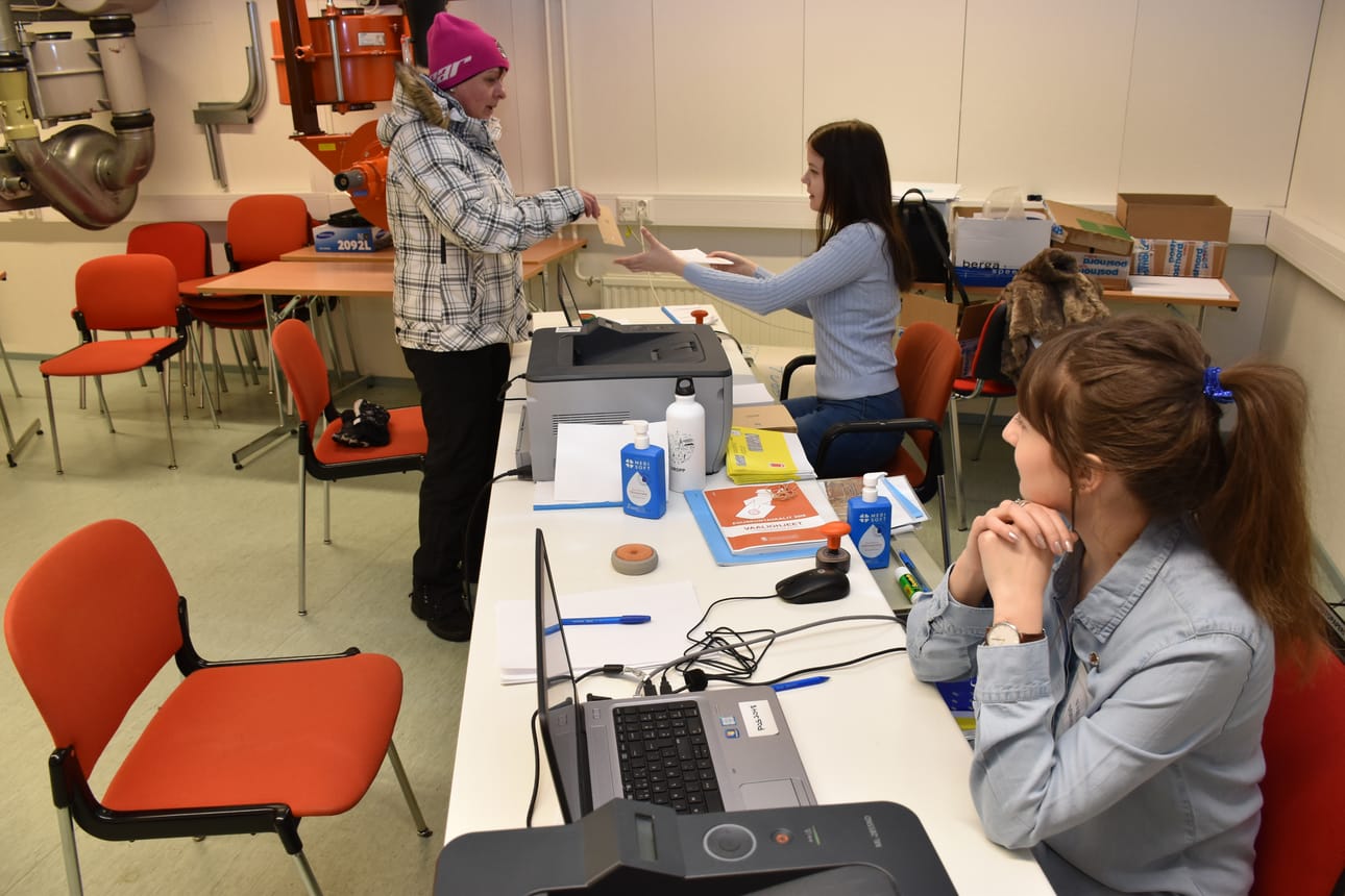 Eduskuntavaalien ennakkoäänestys Posiolla hiipui vastaaviin viime vaaleihin verrattuna. Äänestämässä Anja Jokela. Vaalitoimitsijat Sanni Mäki (edessä) ja Sanna Luukkonen.