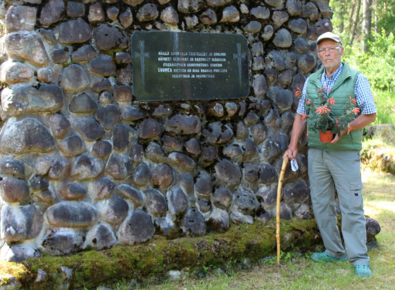 Ilmari Haapoja valmiina laskemaan verenpisarat.