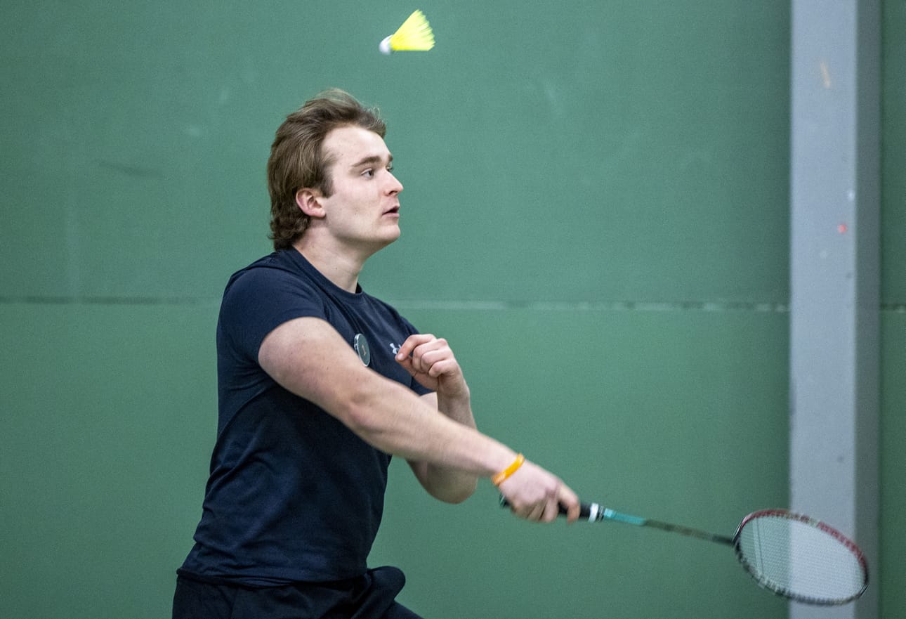 Kaapo Mäntysaari keskittyi pallon tahkoamisen lisäksi juttelemaan pelikavereilleen.