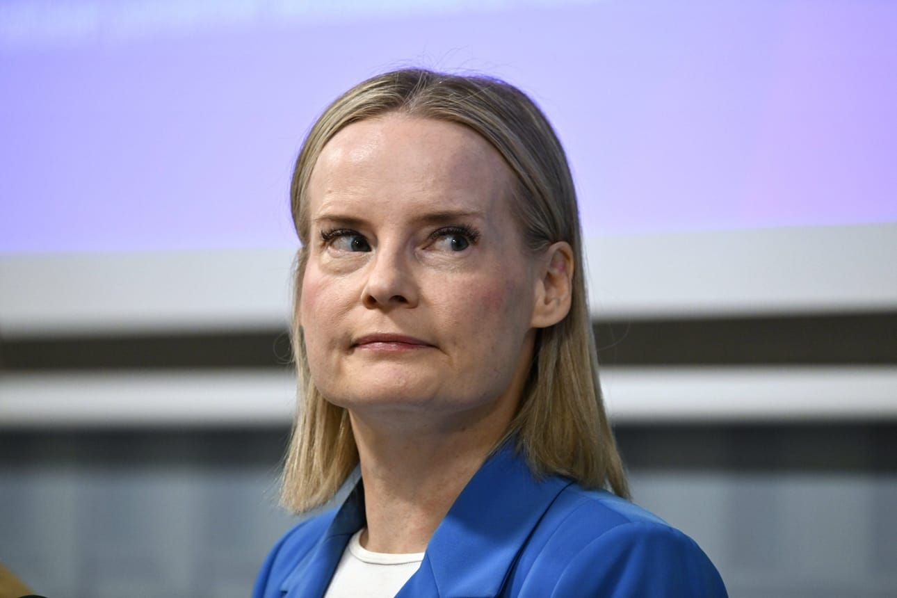 Valtiovarainministeri Riikka Purra (ps.) esittelee talousennusteen, johon sisältyy vuoteen 2029 ulottuva talouden keskipitkän ajan kehitysarvio. LEHTIKUVA / Jussi Nukari