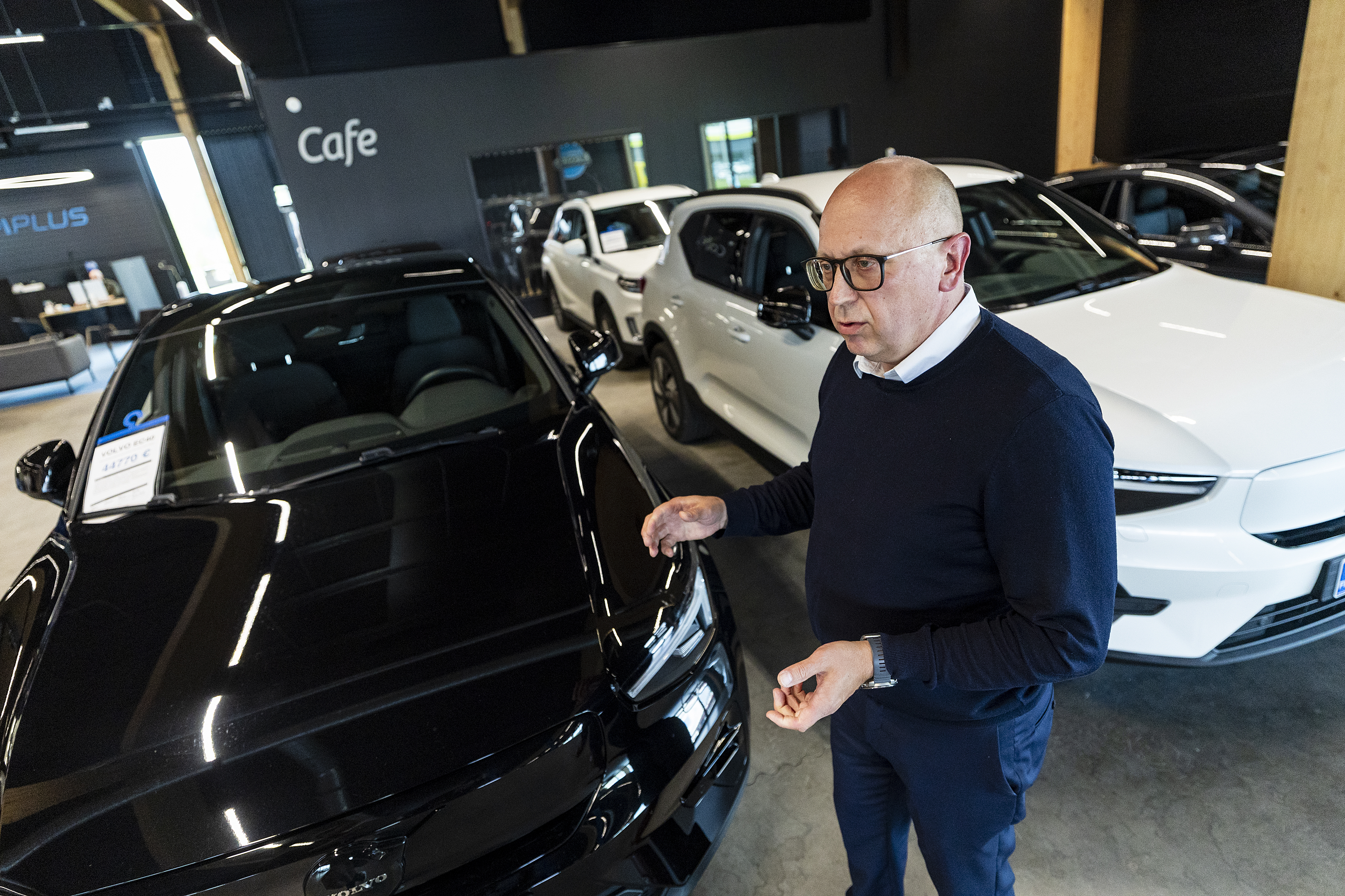 Paljonko käytetyn auton hinnasta voi tinkiä? – 20 vuotta alalla ollut automyyjä antaa vinkit ensiostajalle