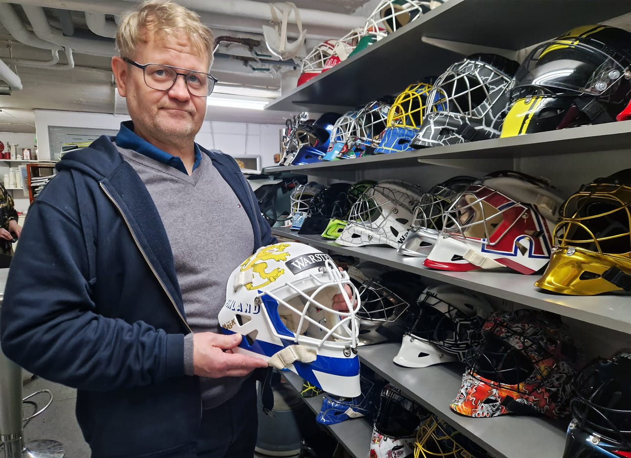 Toimitusjohtaja Petri Karvisella on hyllyssä monen maalivahdin maskeja. Suomen ensimmäisestä jääkiekon maailmanmestaruudesta kertovaan 95-elokuvaan tehtiin aitojen mallien mukaiset maskit.