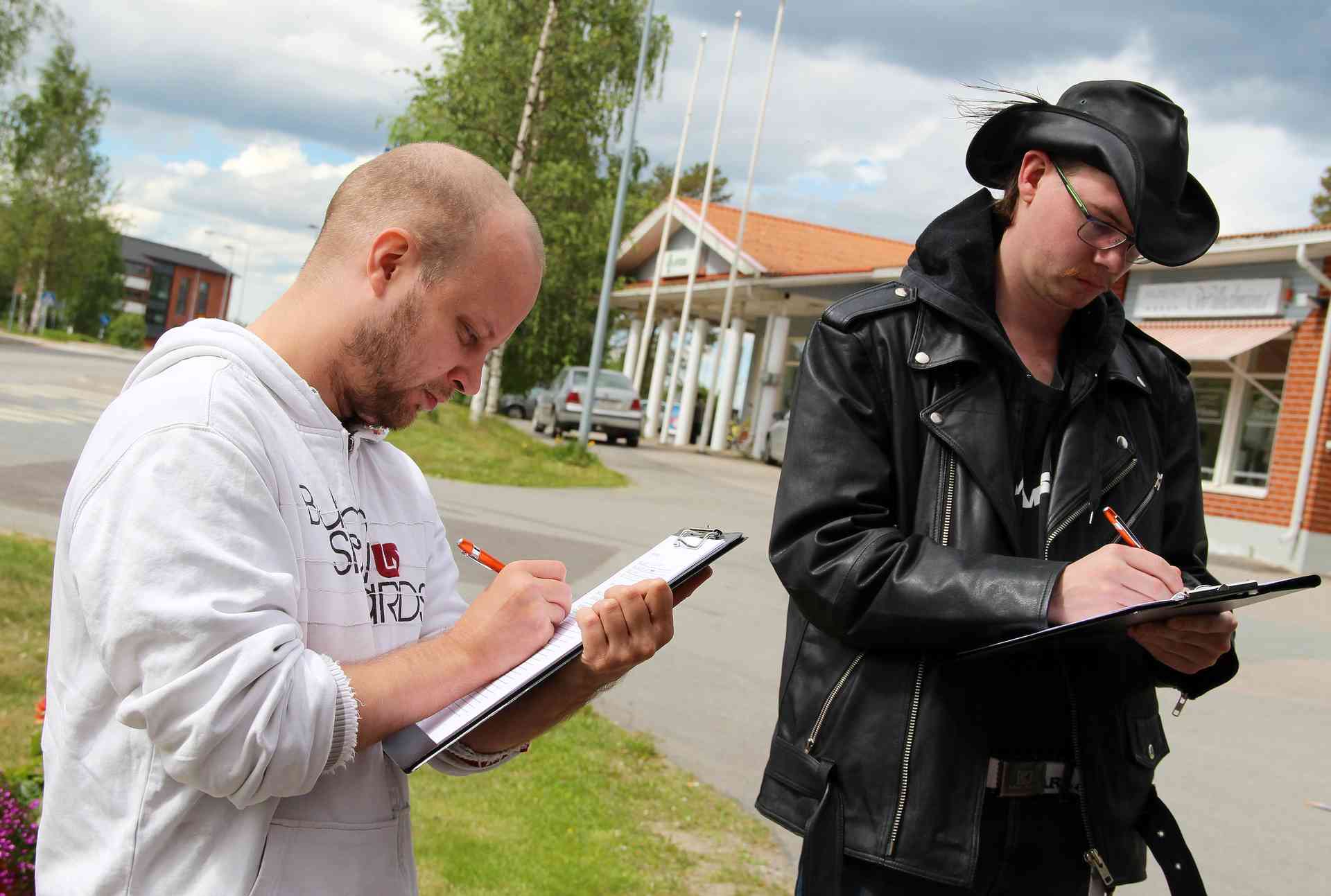 Haapavetiset Janne Ronkainen (vas.) ja Markus Junno täyttivät työhakemuksen.