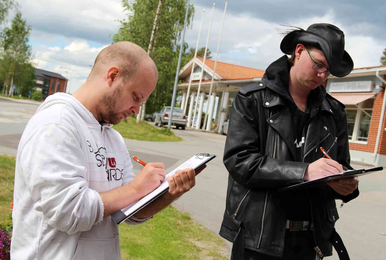 Haapavetiset Janne Ronkainen (vas.) ja Markus Junno täyttivät työhakemuksen.