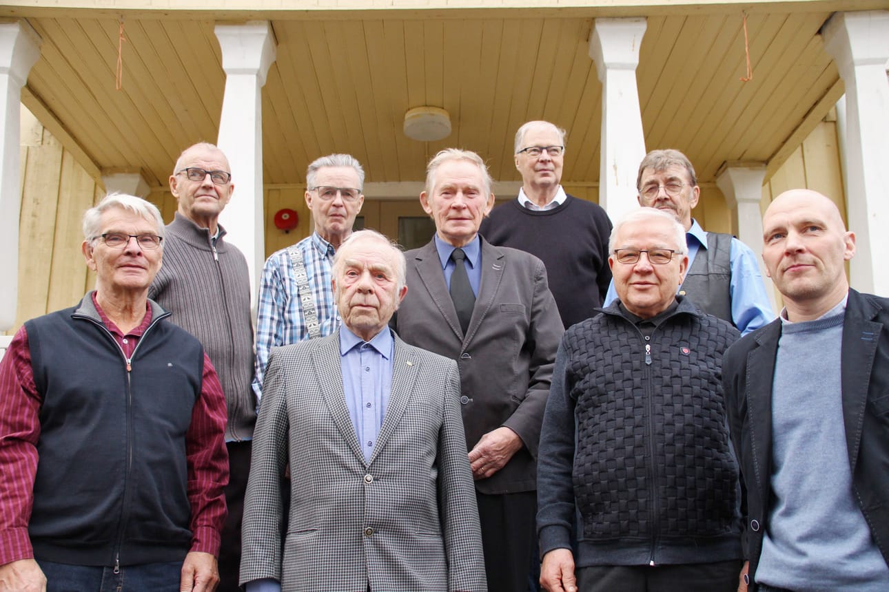 Tapaamiseen pääsi kahdeksan entistä oppilasta. Eturivissä Mikko Pasma, Aaro Arvio, Pauli Greus ja Esa Lehto. Takana Vilho Ylisaari, Johannes (Jukka) Nättinen, Matti Ranta, Antti Matinolli ja Mauri Pasma.