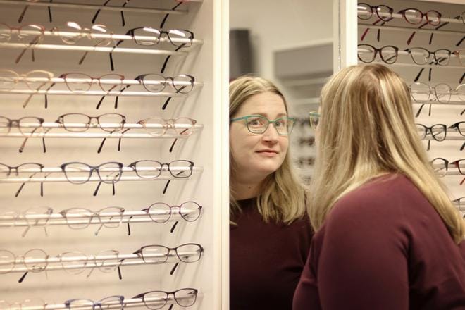 Alajärven Optiikan yrittäjä, optikko Minna Palomäki korostaa yrittäjyyden hienoissa puolissa sitä, että siinä pystyy kehittämään itse asioita. On vapaat kädet moneen suuntaan. KUVA: JOHANNA KATAJA