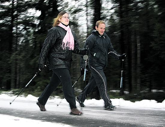 Tehokasta. Riku Aalto vei Outi Aine-Junttilan reippaalle sauvakävelylle. Kuuma tuli ja 500 kaloria kului.