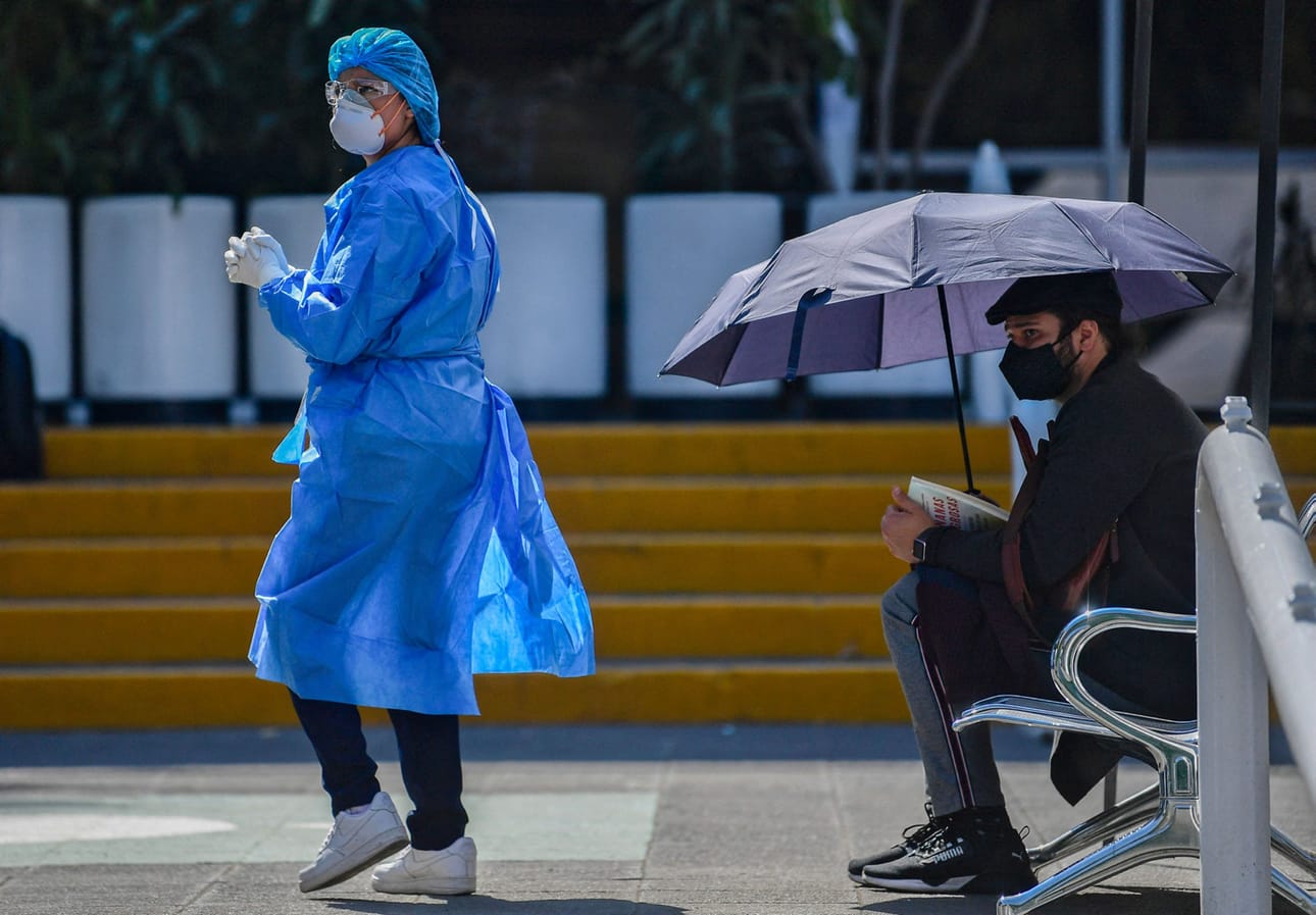Hoitotyöntekijä näytteidenottopaikalla Mexico Cityssä.