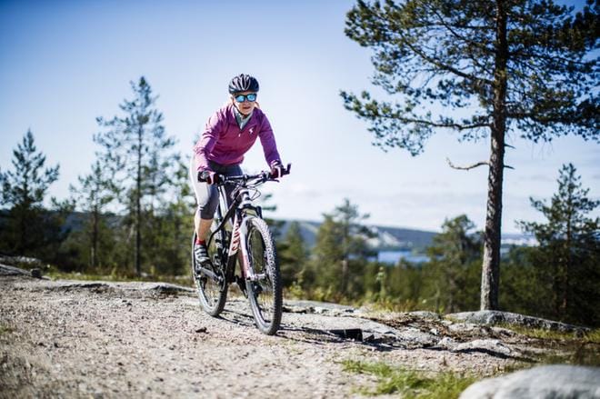 Kati Vehmaksen pitkä lenkki kestää 2-4 tuntia. Usein hän katsastaa uusia paikkoja ja vieraita polkuja. Näin mielenkiinto säilyy eikä lenkki käy tylsäksi. KUVA: JOUNI PORSANGER