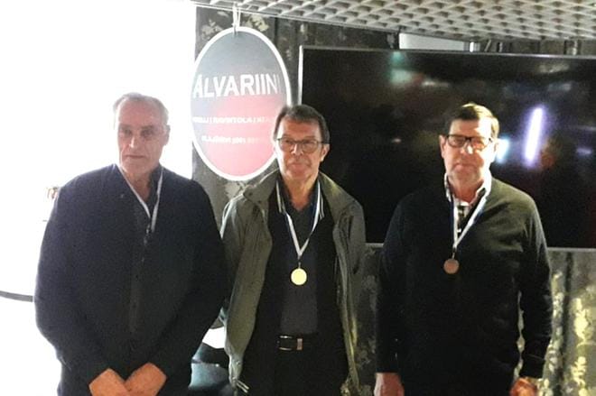 Eläkeliiton piirin rekisteröityjen pelaajien miesten sarjan kolme parasta Jukka Kaunismäki Ilmajoelta, Lasse Kullas Seinäjoelta ja Raimo Leppäaho (oik.) Alajärveltä. KUVAT: ANTTI LAUKKONEN