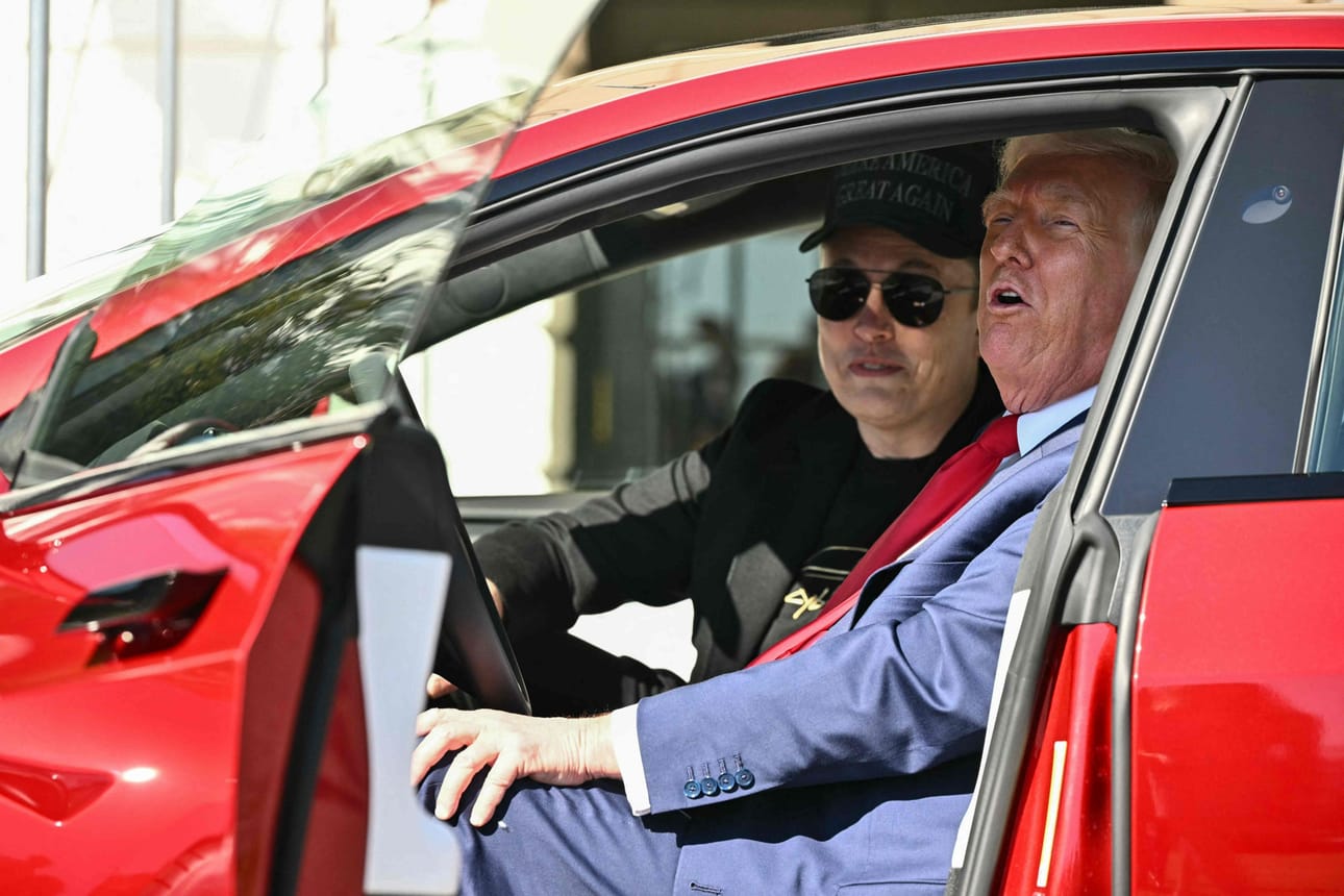 Maaliskuussa presidentti Donald Trump ja miljardööri Elon Musk istuivat sopuisasti samassa Teslassa Valkoisen talon edustalla. LEHTIKUVA/AFP