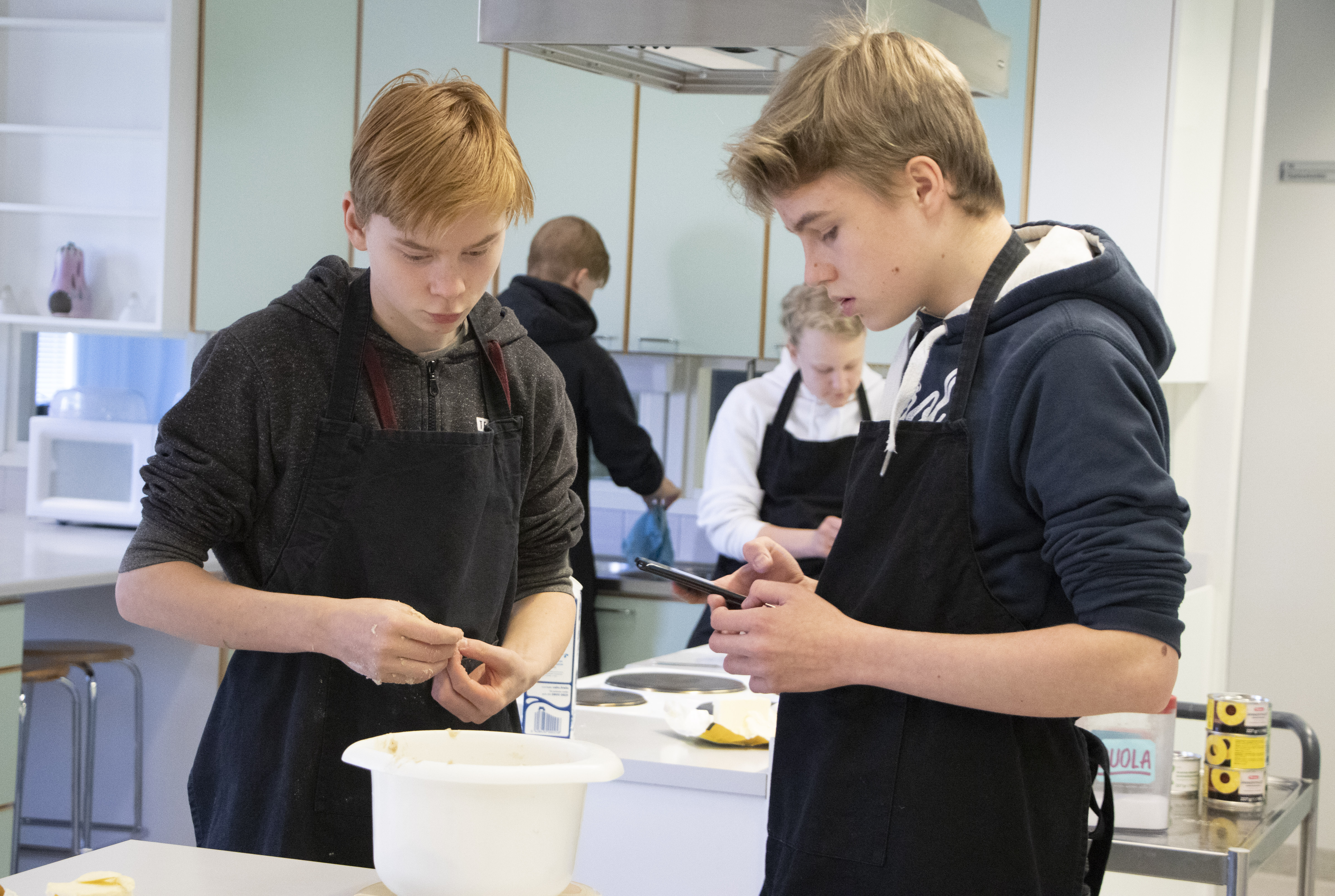 Arttu Nevala ja Paulus Tornberg laskivat tarkoin, paljonko yksi pitsataikinapallo saa painaa.