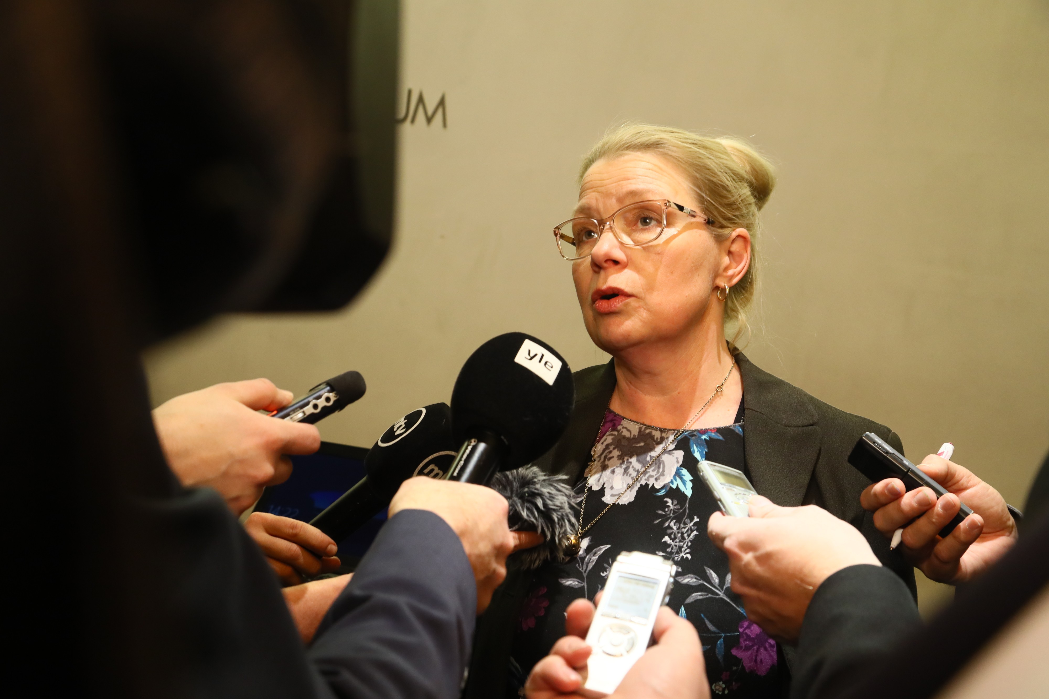 Perussuomalaisten eduskuntatyhmän puheenjohtaja Leena Meri hämmästeli millä mandaatilla keskusta on kutsunut ryhmät kokoon keskustelemaan hallituksen jatkamisesta toimitusministeristönä.