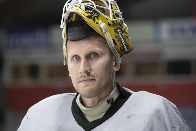 Sportin uusi maalivahti Niko Hovinen sai kovan tällin keskiviikkoisessa ottelussa HPK:ta vastaan.