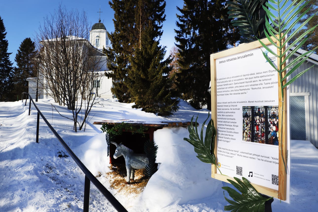 Pääsiäisen reitti alkaa heti kirkon pysäköintipaikan vierestä ja kiertää kirkon.