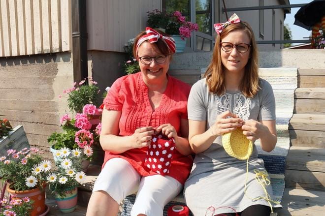 Tuulia designin yrittäjät Minna Mäkipernaa ja Hanna Keskinen ovat tämänvuotisten Käsityöfestivaalien ideasampoja. Omassa puodissaan he järjestävät muun muassa työpajoja. KUVA: ANU NAHKALA