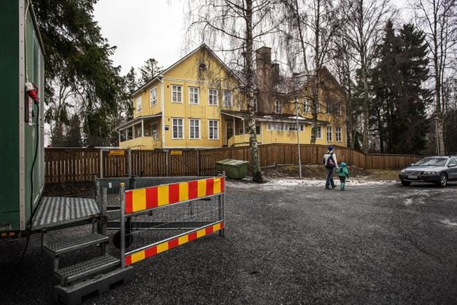 Huvikummun päiväkodissa peruskorjataan rakennuksen ensimmäinen kerros. Myös talon ilmanvaihto uusitaan. KUVAT JARNO PELLINEN