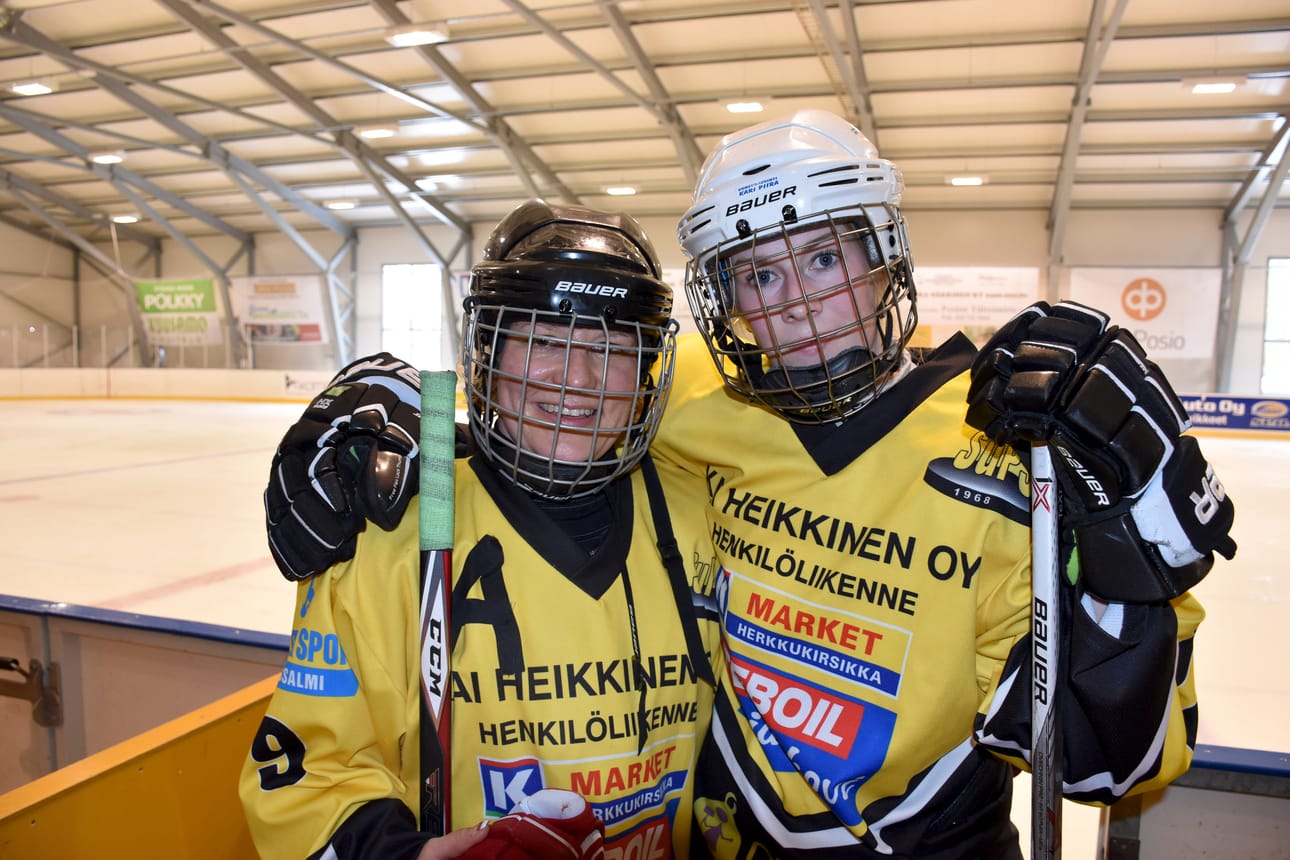 Suomussalmen Palloseuran Lätkälikoissa pelaavat Satu Mäkeläinen (vas.) ja Jenna Pirttijärvi pitivät niin turnausta kuin Posion hallipuitteitakin erinomaisina.