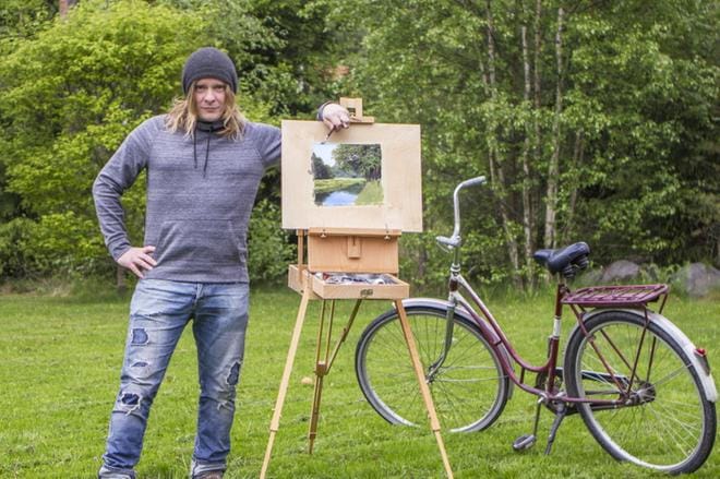 Ville Hautaluoma toimii kesän ajan Seinäjoen katutaiteilijana. Kuva: Ville Hautaluoma