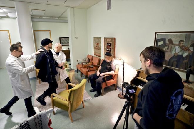 Tomi Viitanen ja Sami Ketola kuljettavat Ana Kaunistoa Esko Takamäen viereen. KUVA: HEIKKI HAKANEN