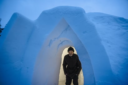 Jykevä iglu valmistuu rivitalon viereen Rovaniemen Kuusirinteellä – Esko Karjalainen työstää lunta ja jäätä omaksi ilokseen jopa 12-tuntisia päiviä
