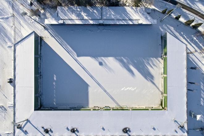 Helmikuinen Elisa-stadion voisi autiuden sijaan olla täynnä toimintaa vaikka tällä viikolla, kun on koulujen talvilomaviikko, puhumattakaan arki-illoista ja viikonlopuista, jolloin alueen 3 332 rekisteröityä jalkapallopelaajaa kärsivät jatkuvasta tilapulasta. KUVA: KARI LÖFHJELM
