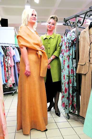 Oman oloinen. Ritva Aho (vas.) ihastui suunnittelija Maritta Smedbergin (oik.) pitkään pellava-silkkimekkoon etsiessään asua tyttären rippijuhlaan.