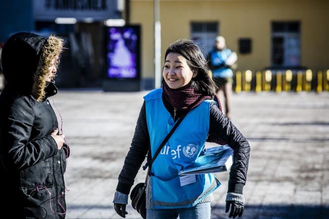 Unicefin varainkerääjien tiiminvetäjä Anudari Boldbaatar pysäytti alkuviikosta kävelijöitä Narinkkatorilla Helsingin Kampissa kertoakseen kansainvälisen lastenrahaston toiminnasta.