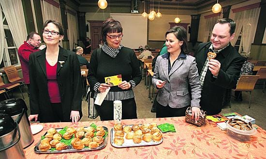Satu Haapanen (vihr.), Tuija Pohjola (sd.), Mirja Vehkaperä (kesk.) ja Risto Kalliorinne (vas.) päättivät yhdessä lähteä kampittamaan istuvia kansanedustajia.