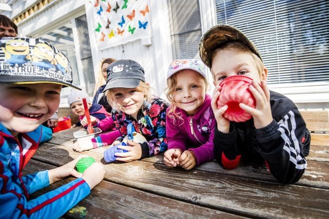 Jaakko Metsäpelto (vas.), Aada Kujala, Oona Hautamäki ja Alex Kujala viihtyvät Koulumäen päiväkodissa. KUVAT: KRISTA LUOMA