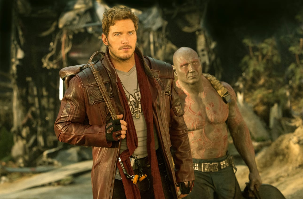 Chris Pratt esittämä Tähtlordi ja David Sobolovin Drax Tuhoaja reissaavat tähtien välisessä avaruudessa.