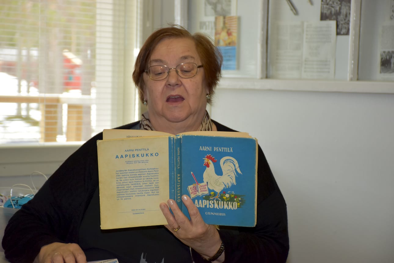 Eila Ronkainen lausui Vieraisilla -runon ensipainoksen vuonna 1938 saaneesta Aapiskukko -kirjasta.