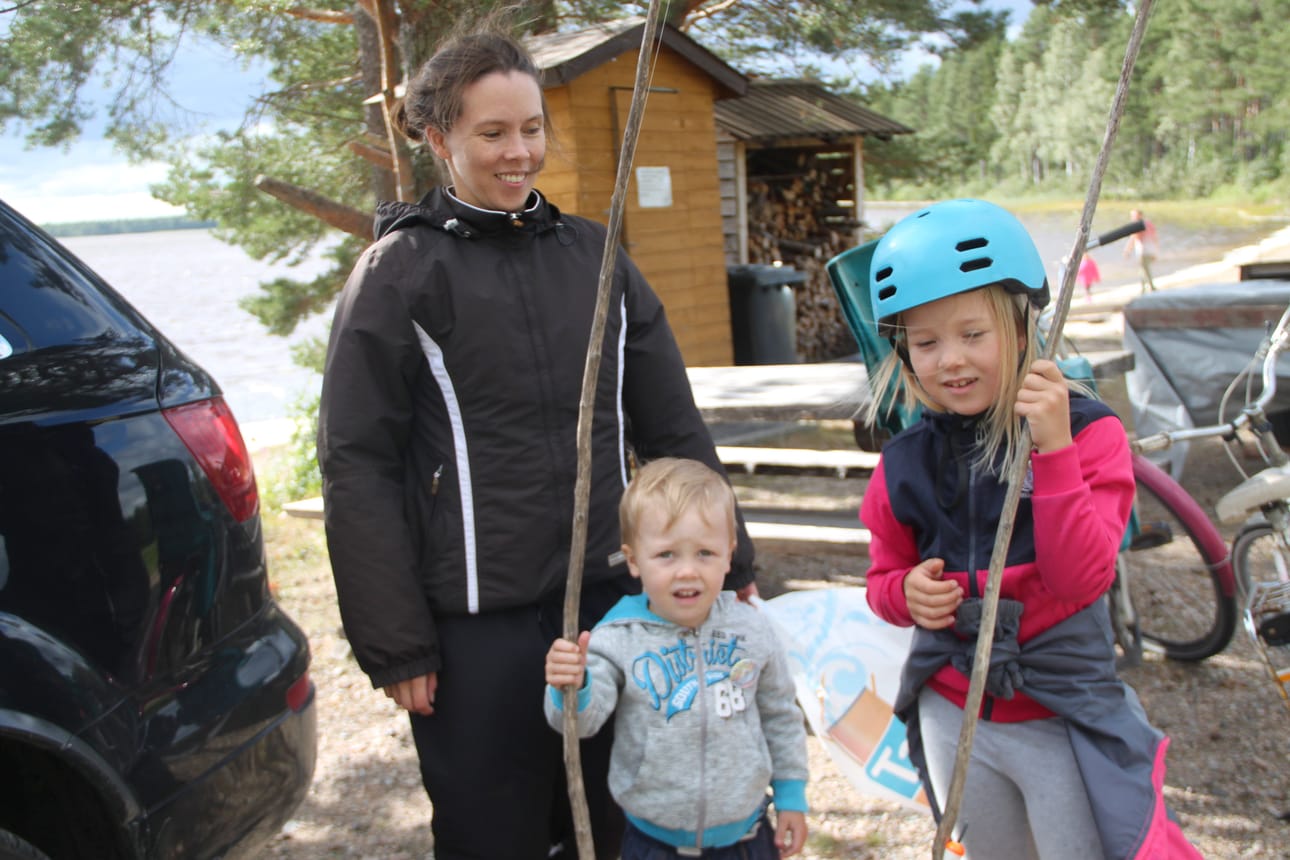 Panumalta lähtöisin oleva Maarit Virkkunen onki lastensa Jaakon ja Veeran kanssa.