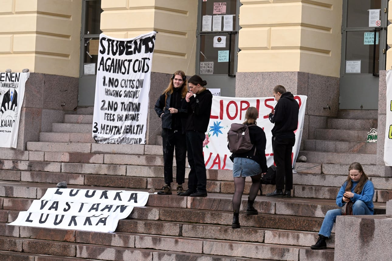 Mielenosoittajat ovat protestoineet Helsingin yliopistolla viime viikosta hallituksen suunnittelemia leikkauksia vastaan. LEHTIKUVA / JUSSI NUKARI