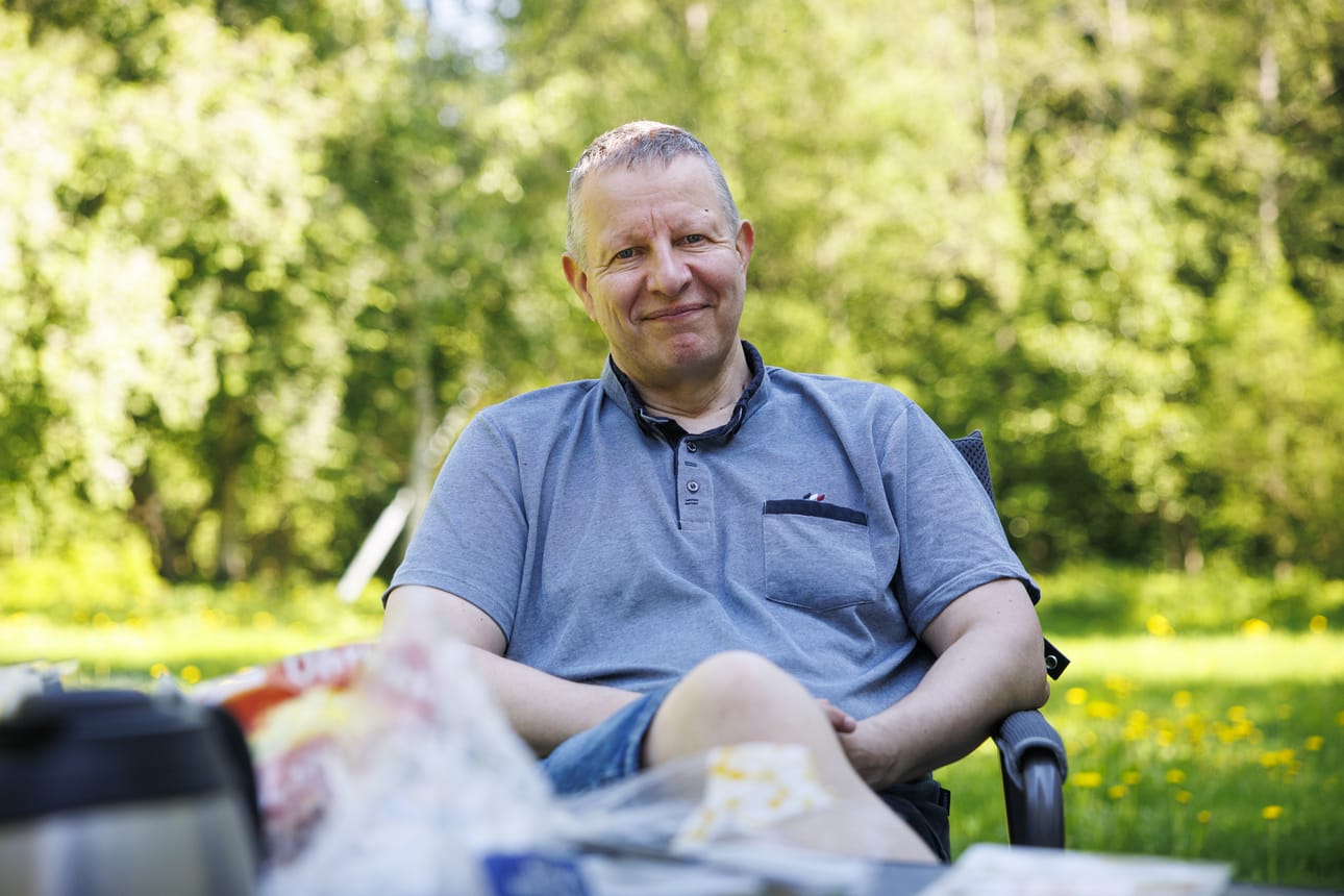 Hyttyset eivät häirinneet helsinkiläisen Arto Raudaskosken aamupalaa Nallikarin leirintäalueella perjantaina.