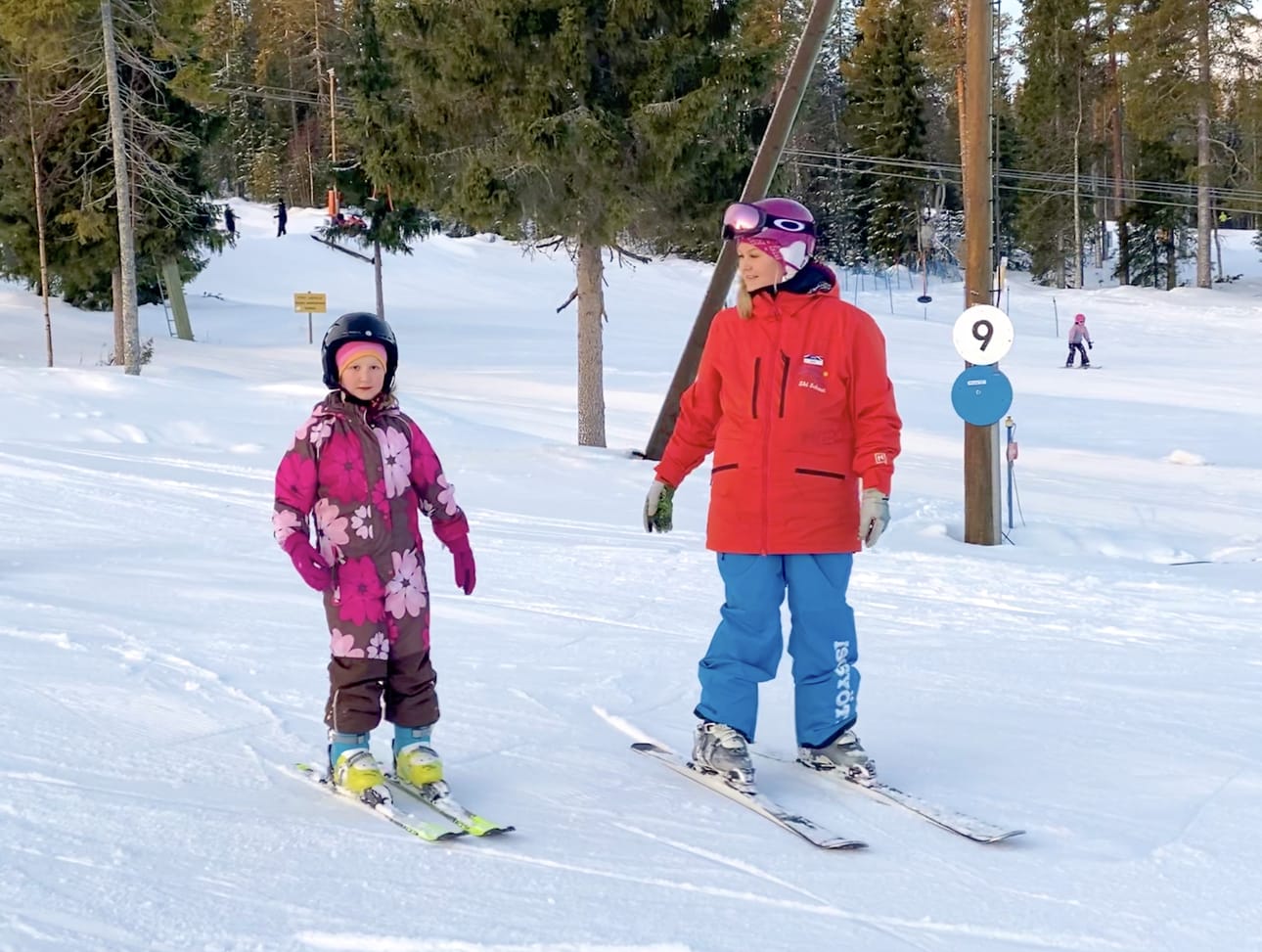 Annikki Jaakkola viihtyi laskettelurinteessä Heidi Terentjeff-Jaurakka-järven opissa.