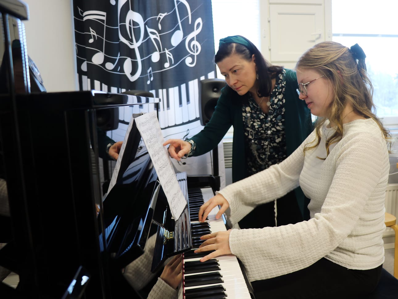 Ilona Kujala saa päättötodistuksen Alajärven musiikkiopistosta keväällä ja pitää huhtikuun lopussa oman konsertin. Musiikkiopiston uusi piano on tullut Kujalalle ja hänen opettajalleen Ulla Pihlaiselle jo tutuksi.