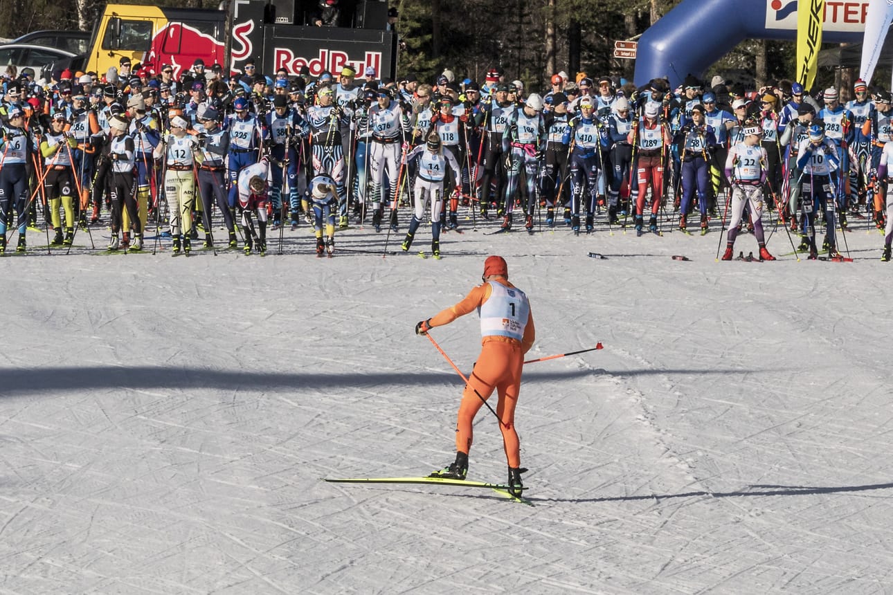 Markus Vuorela (1) joutuu kiirehtimään, ettei myöhästy lähdöstä. Mies ehti ennen lähtölaukausta ja voitti Jätkänkynttilä Ski Marathonin päämatkan 40 kilometriä.