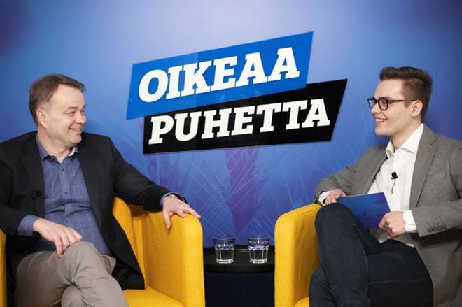 Kokoomuspiirin ensimmäisessä Oikeaa Puhetta -ohjelmassa vieraana oli kansanedustaja Janne Sankelo. Tilaisuuden juonsi piirin puheenjohtaja Jesse Luhtala. KUVA: RIIKKA VARILA