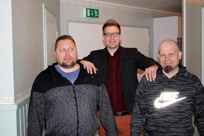 Vanhaankylään perustetun lastenkoti Villatossun yrittäjät Jani Linna ja Jaakko Heikkilä saavat onnentoivotukset Isojoen kunnanjohtaja Juha Herralalta. KUVA: TAUNO RIIHILUOMA