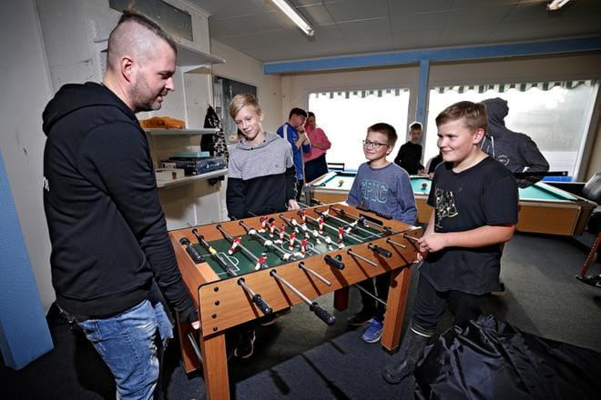 Mika Leppinen (vas.), Jere Vilponen, Mikko Perälä ja Lassi Puskala kantavat jalkapallopeliä toiseen paikkaan nuorisotilassa. KUVAT: TOMI KOSONEN
