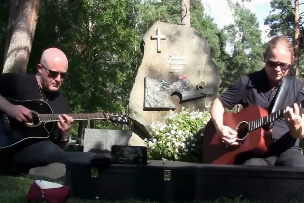 Acoustenced sai alkunsa vuonna 2023 kuvatusta videosta, jossa Janne Heinonen ja Make Pöyhönen soittivat No One There -kappaleen Miika Tenkulan hautapaikalla Muhoksella.