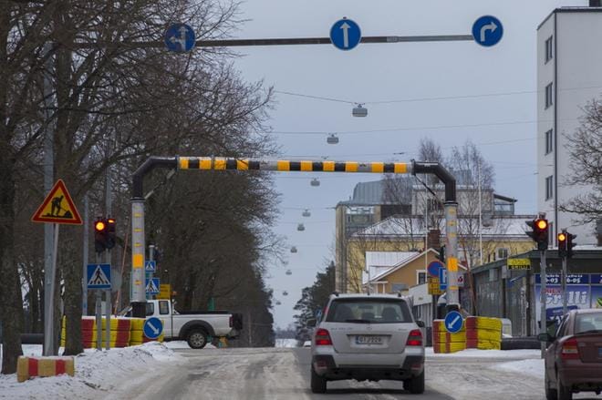 Korsholmanpuistikon ja Kauppapuistikon risteykseen on rakennettu ”jätevesiputkiportti”. Se on osa jäteveden ohipumppauslinjaa, jota tarvitaan viemäriverkoston saneerauksen aikana. KUVA: MINNA ANTILA