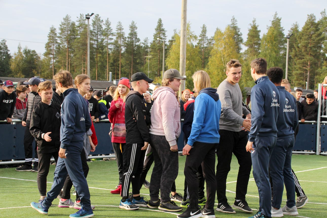 Oppilaiden joukkue voitti numeroin 4-3. Hyvän tavan mukaiset kättelyt ottelun lopuksi.