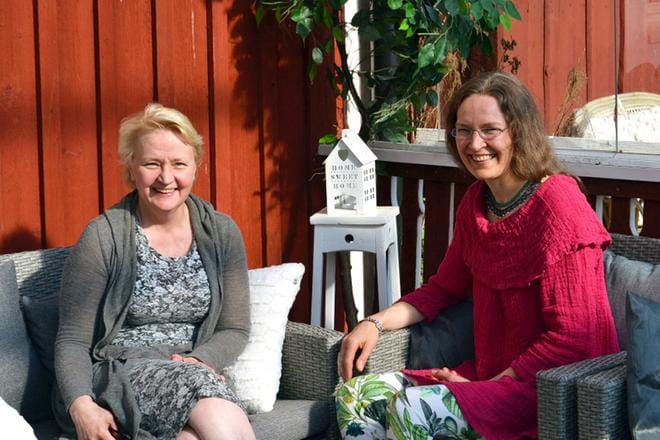 Björköläinen Mari Kuusisto (oik.) opastaa Huojentavan kirjoittamisen kurssillaan käsittelemään kipeitä muistoja ja luopumaan turhasta murehtimisesta. Merenkurkun Majatalon Anne Jokela tekee yhteistyötä hänen kanssaan kolmipäiväisellä kurssilla. Kuva: Sara Isosomppi